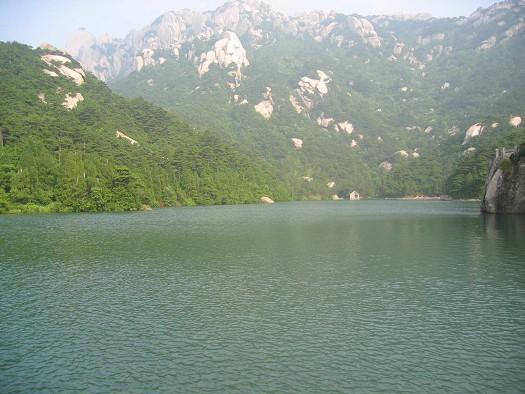  p>天柱深山景区流水汇流过宋家板桥后,称九井河,全长约6公里,海拔悬