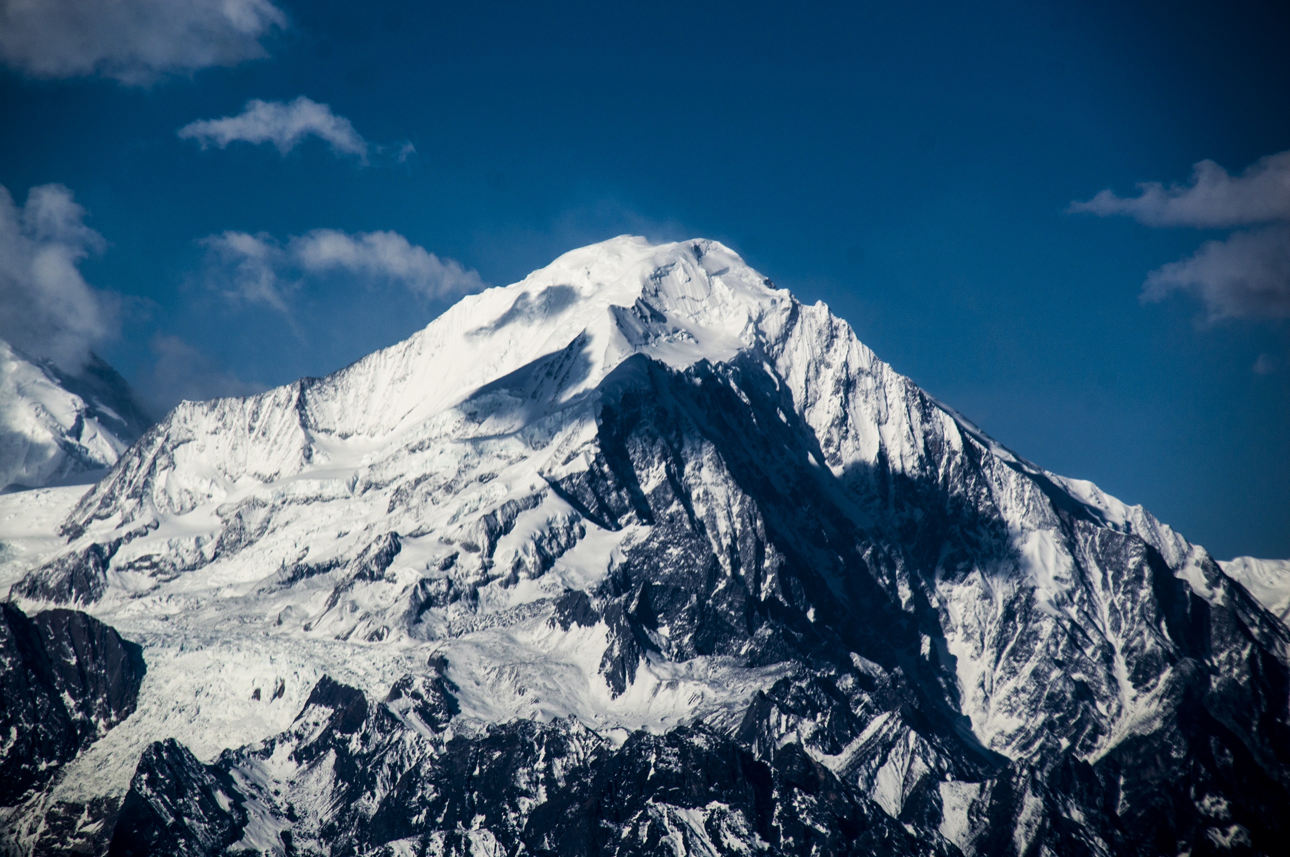 7度,位于 i>四川省 /i> i> a target="_blank" href="/item/泸定县