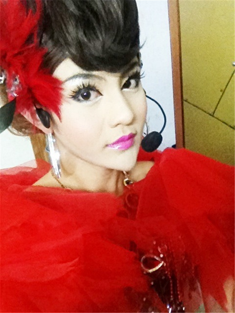 反串艺人(反串艺人以女装生活)