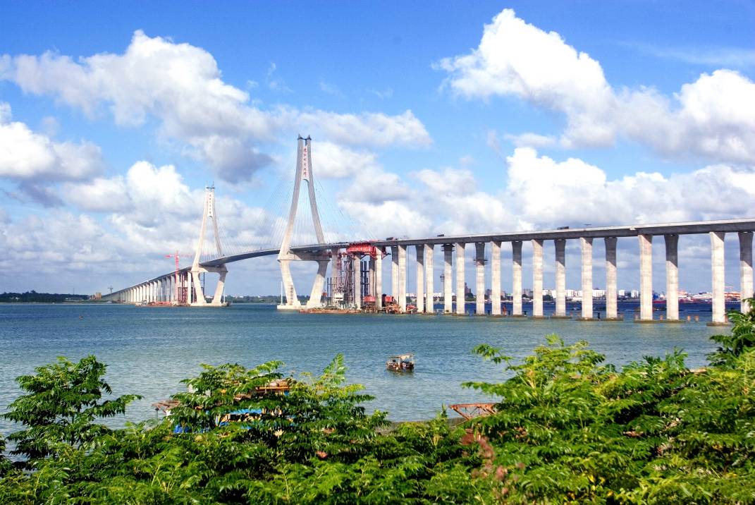 bridge)是中国广东省湛江市境内一座连接坡头区与霞山区的跨海大桥