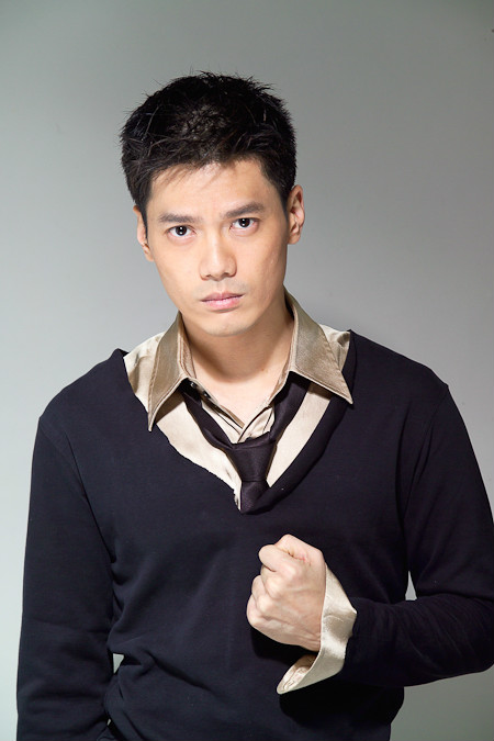 1971年8月21日出生于马来西亚霹雳州怡保市,马来西亚流行乐男歌手