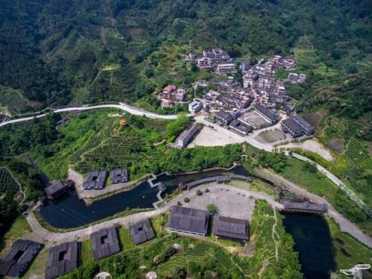  p>粗坑村始建于1804年,位于揭西县京溪园镇,已有200多年历史的苏州