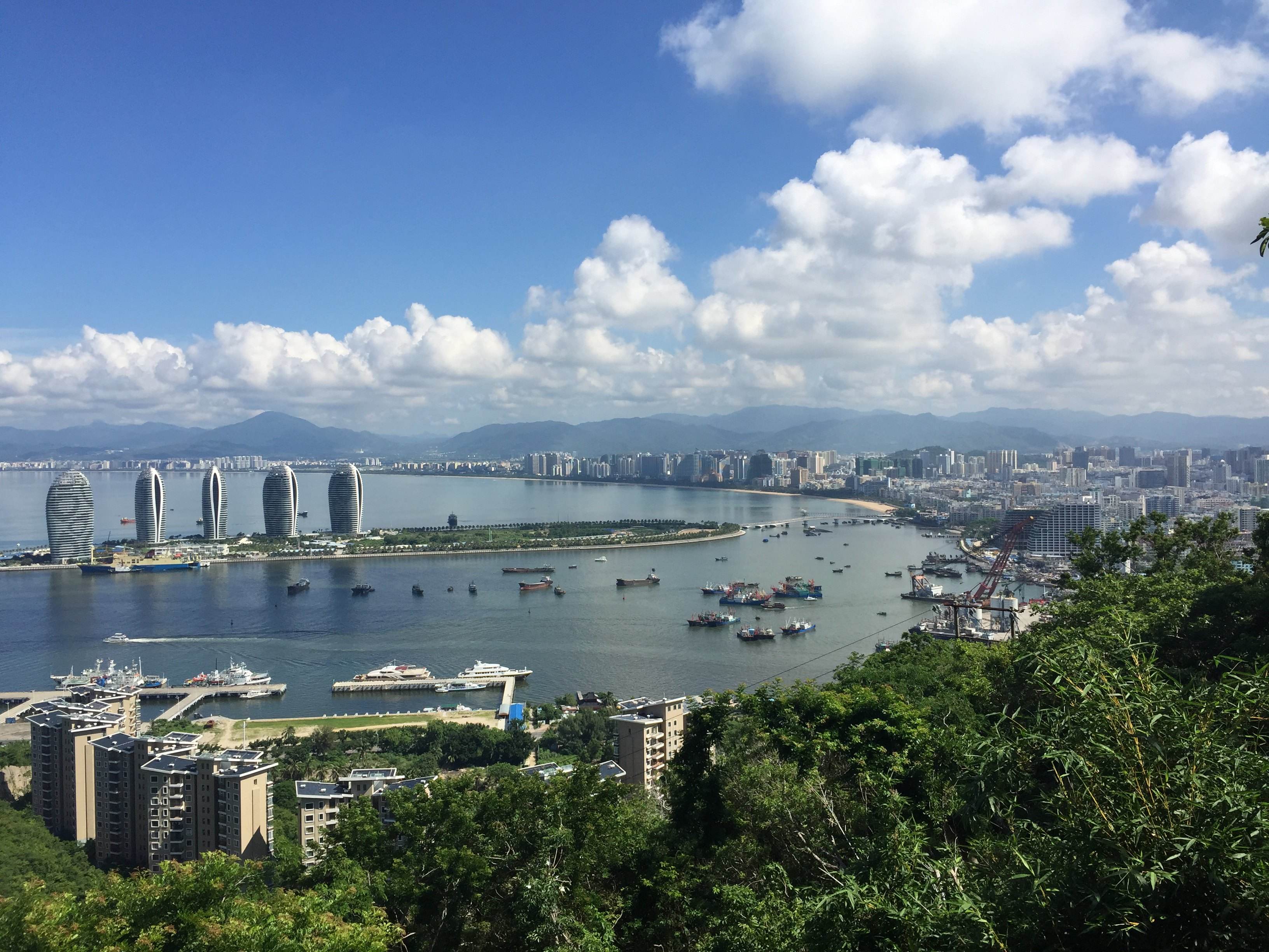  p>鹿回头山顶公园坐落在三亚西南端 a target="_blank" href="/item