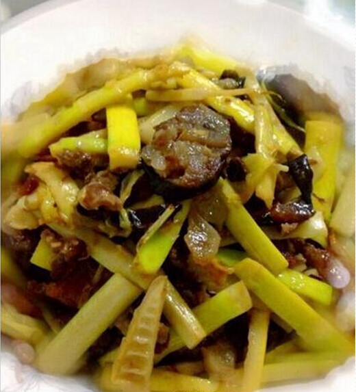 火麻油炒腊肠小竹笋