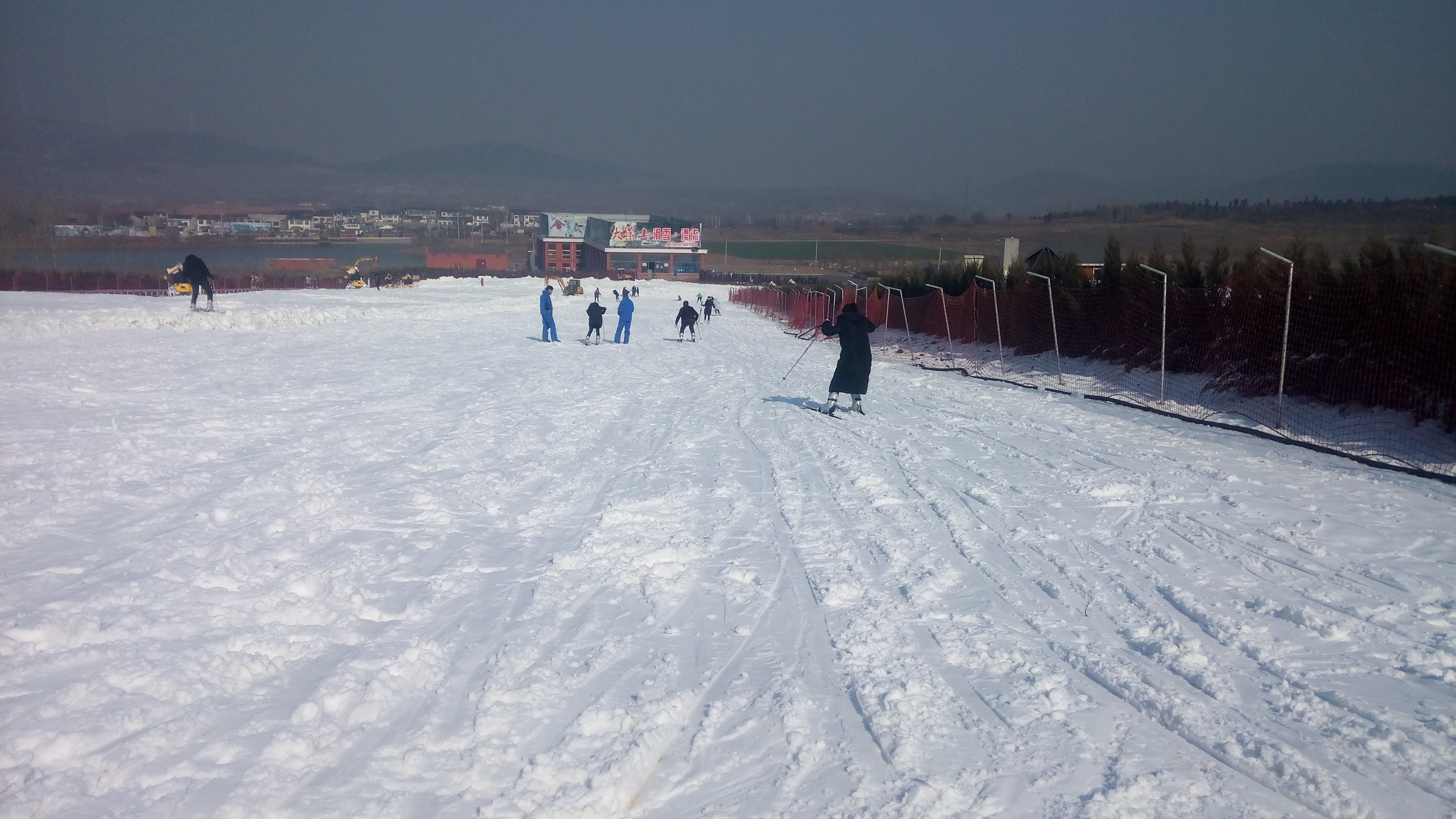  p data-id="gnbi90yis8">滑雪乐园位于徐州市贾汪区山水大道26号,雪