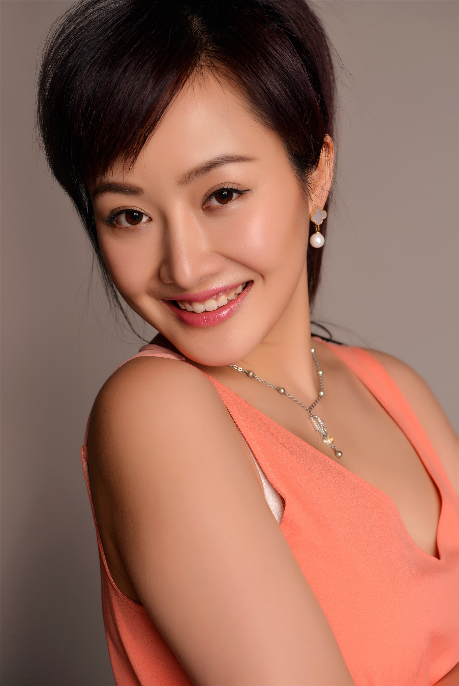  p data-id="go00u43o8v">黄煜焮,出生于中国上海,中国内地女演员