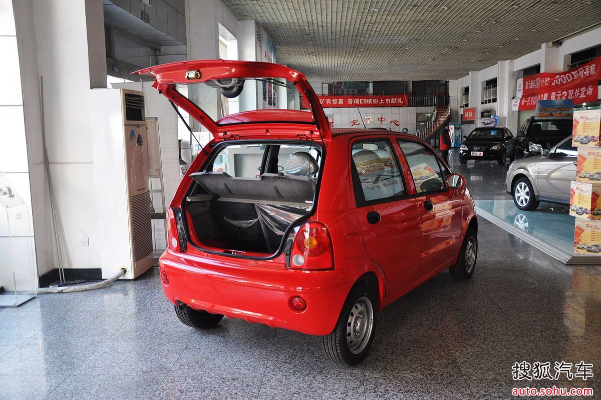  p>奇瑞qq3的主题词是"梦想,触手可及",寓意此车面向年青人和比较价廉