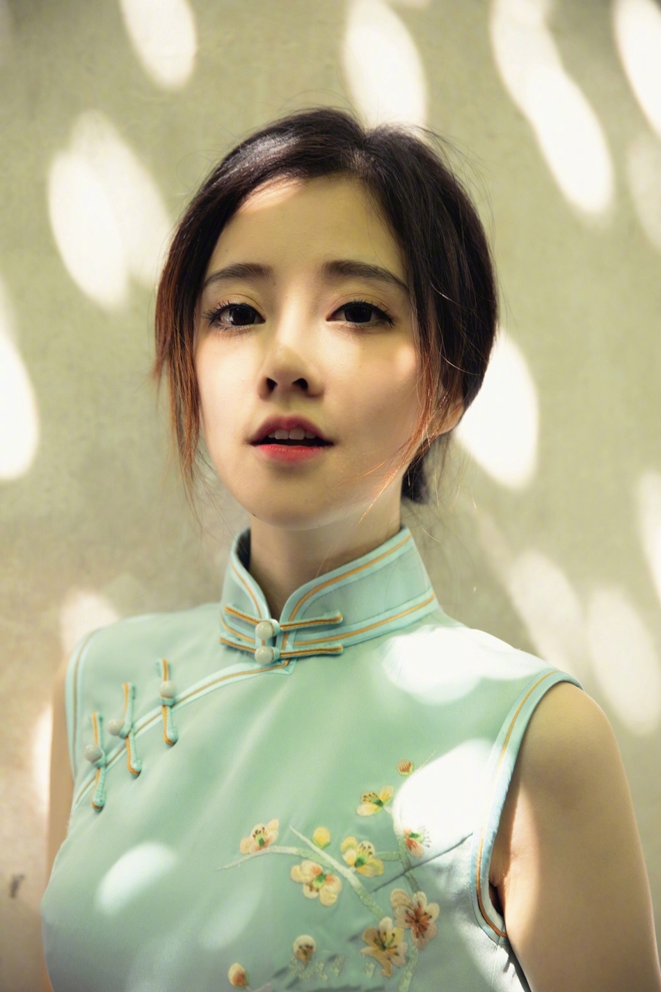  p>冯提莫,本名冯亚男,1991年12月19日出生于重庆