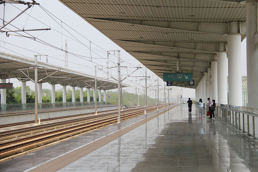 位于中国江苏省镇江市,是中国铁路上海局集团有限公司管辖的铁路车站