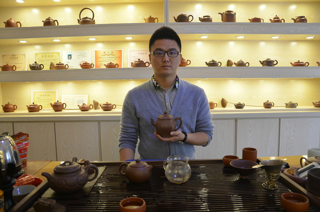 target="_blank" href="/item/宜兴">宜兴 /a>人,紫砂壶陶艺师