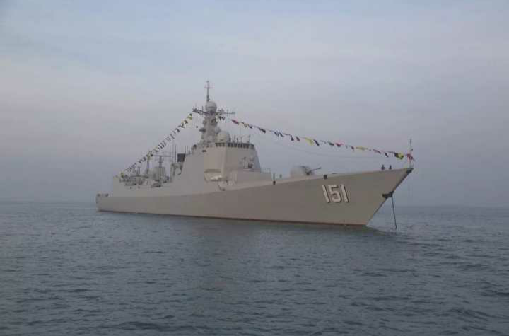  p>郑州号驱逐舰(舷号:151,简称:郑州舰),是中国海军隶下的一艘 a