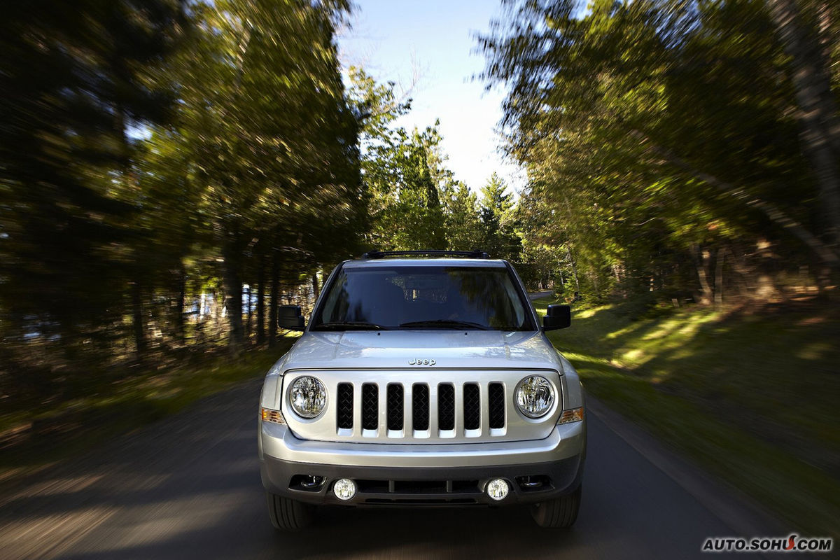  p>自由客指的是jeep品牌旗下一款偏重公路性能的城市型suv,同时也