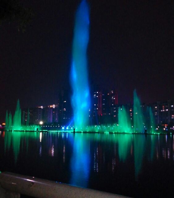  p>河源新丰江音乐喷泉,位于市区河源大桥与珠河大桥之间的 a target=