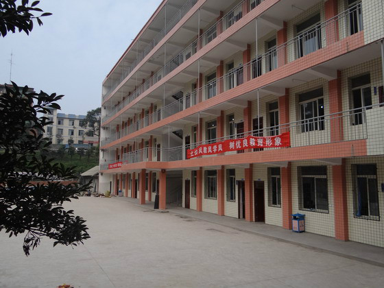  p>石麟中学座落在山清水秀,云蒸雾绕,风景如画的沫溪河畔,周围群山