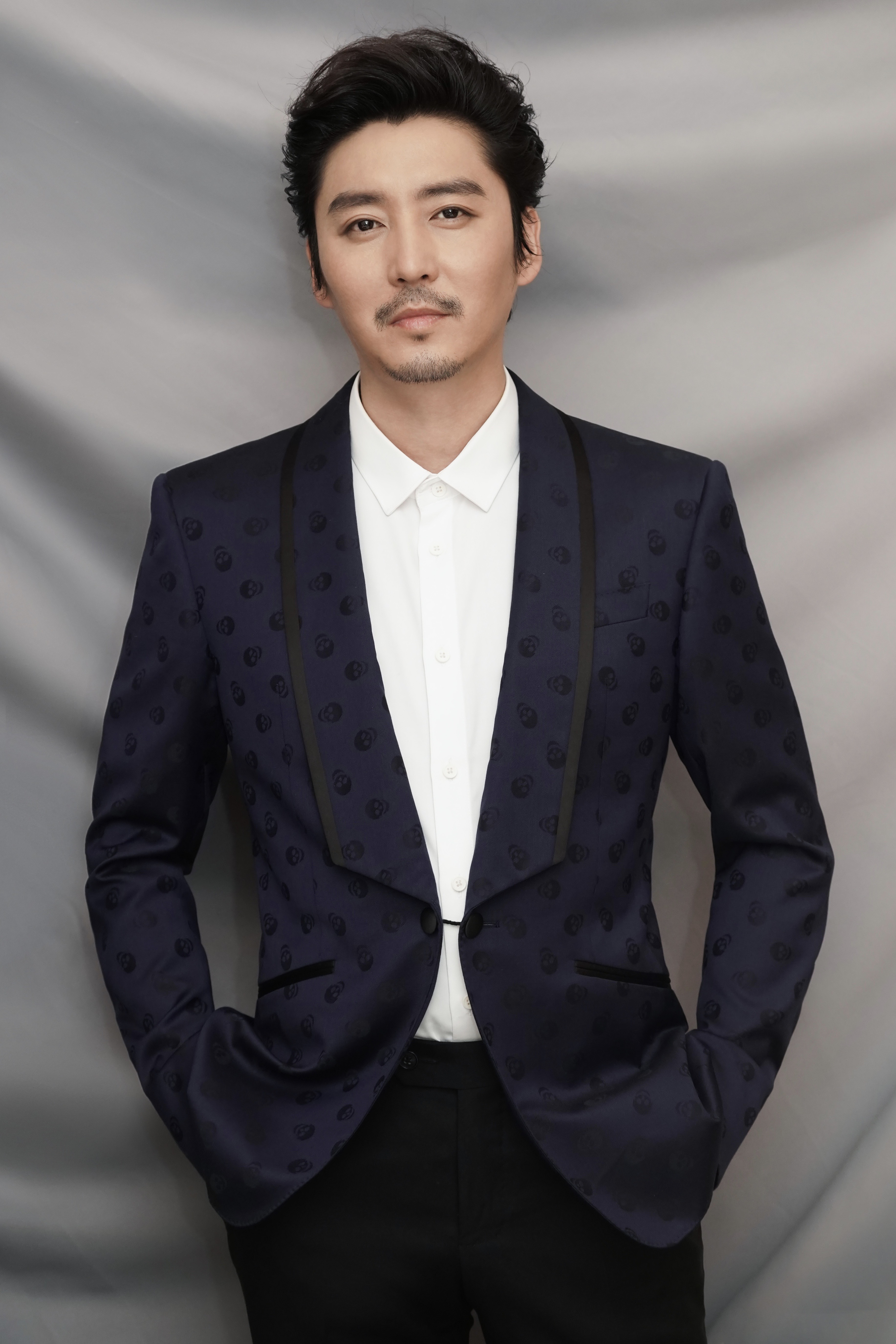 毕业于中央戏剧学院表演系,中国内地影视男演员