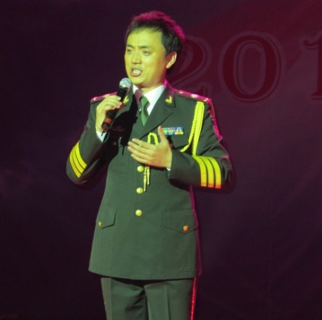陈永峰,艺名咏峰,男,第二炮兵政治部歌舞团独唱演员,著名男高音歌唱家