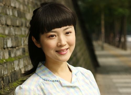 于解放军艺术学院戏剧系99级本科班学员,海军政治部文化艺术中心演员
