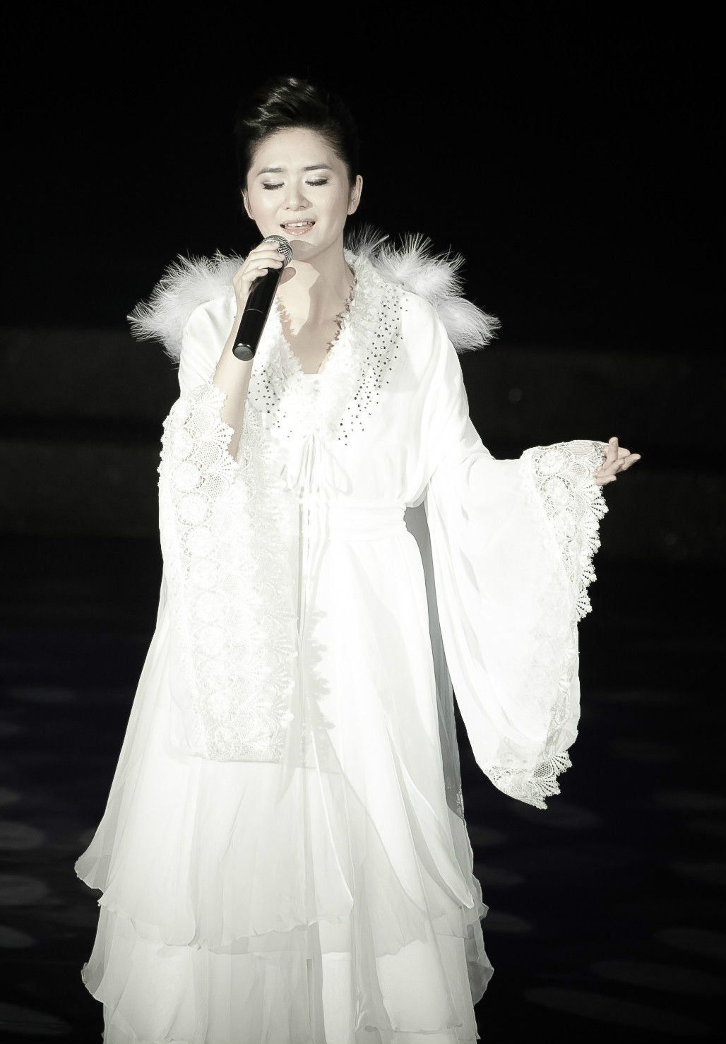  p>李依娃,原名李烁,小名娃娃,1983年出生于广东珠海,中国内地女歌手.