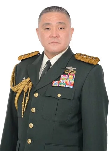 a>,1981年毕业于防卫大学校步兵专业,之后长期在陆上自卫队空降旅任职