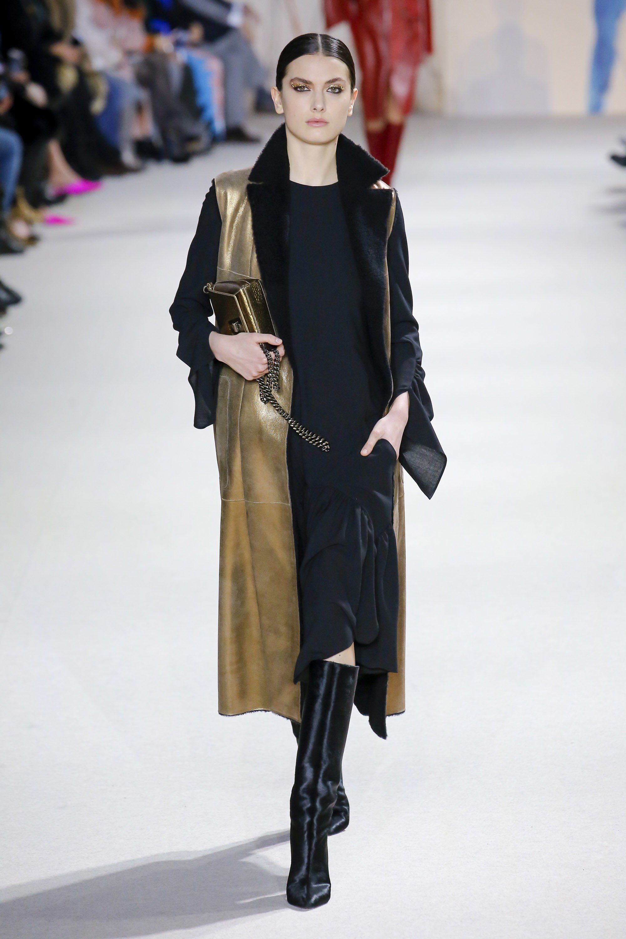 lemmaid="131482">瑞士 /a>一家族企业,是拥有80年制衣经验的服装品牌