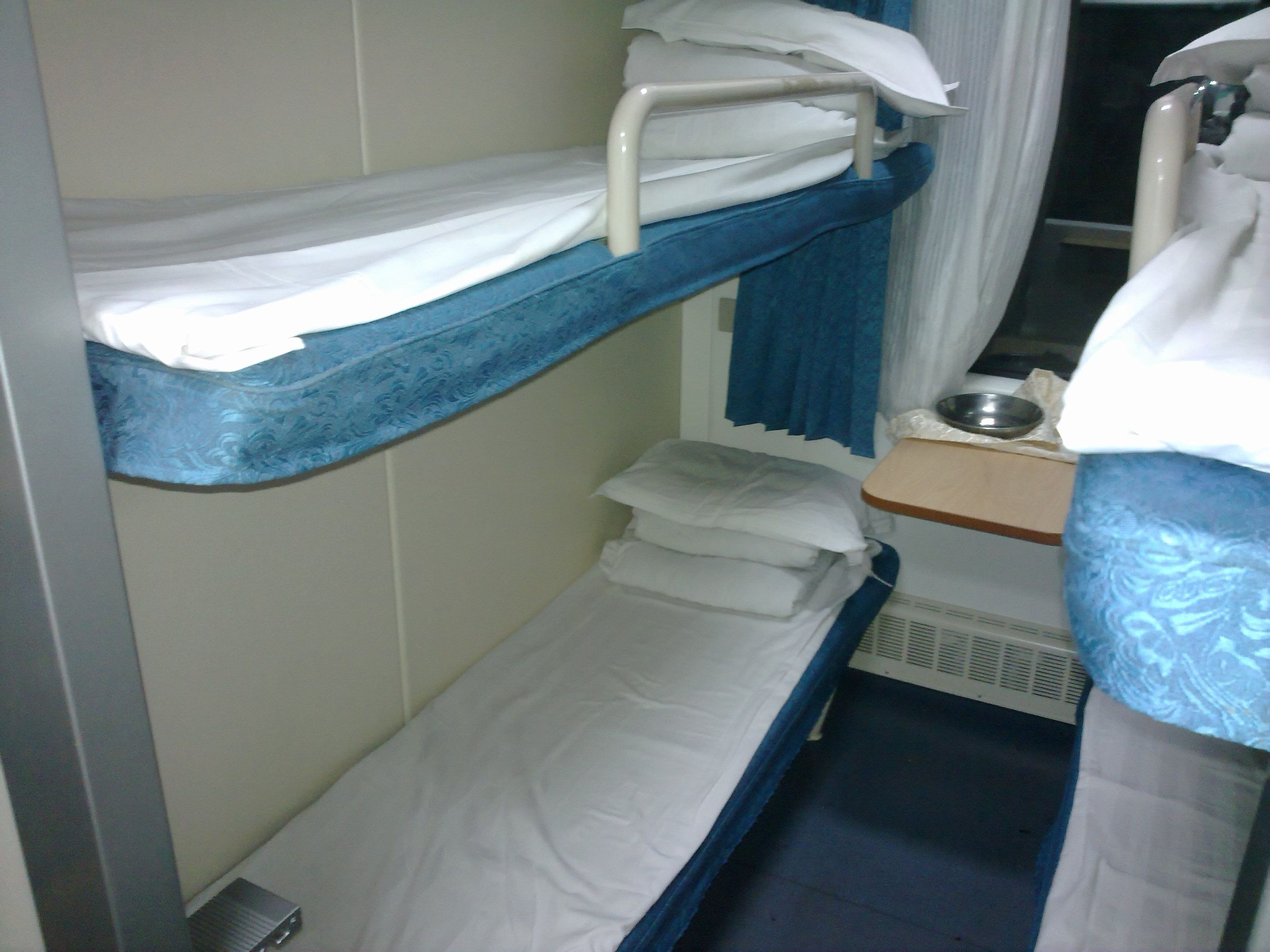 " data-lemmaid="22367922">交通运输工具 /a>内安置的一种小型床位