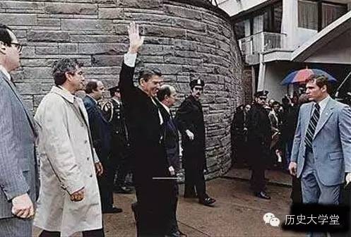 1981年里根总统遇刺逃生的惊险照_百科TA说