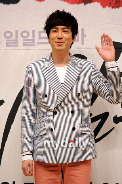  p>崔元英(won-young choi),1976年1月10日出生于韩国,是一名演员