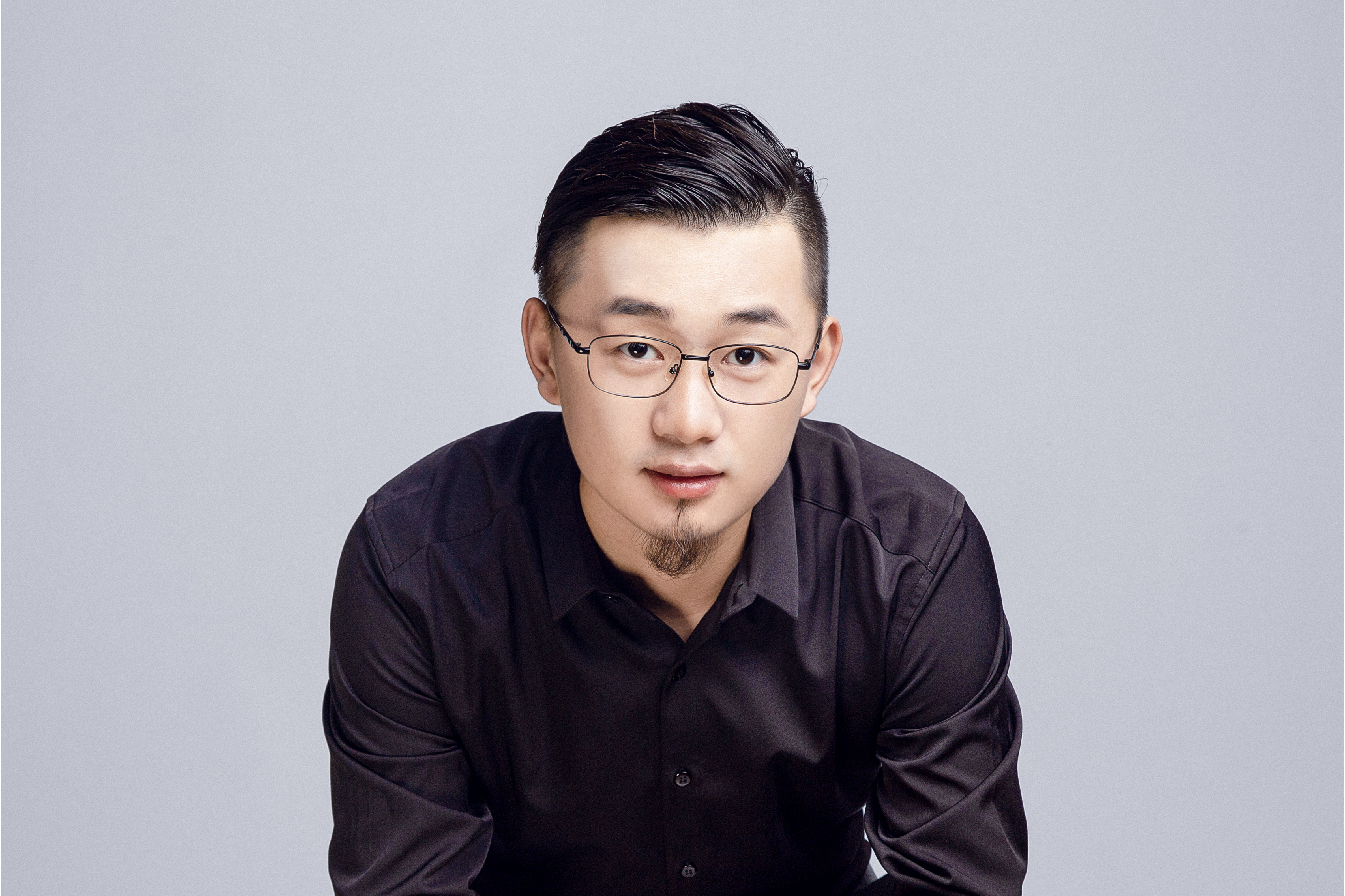 正装空间设计事务所创始人,总设计师,著名室内设计师,毕业于南京艺术