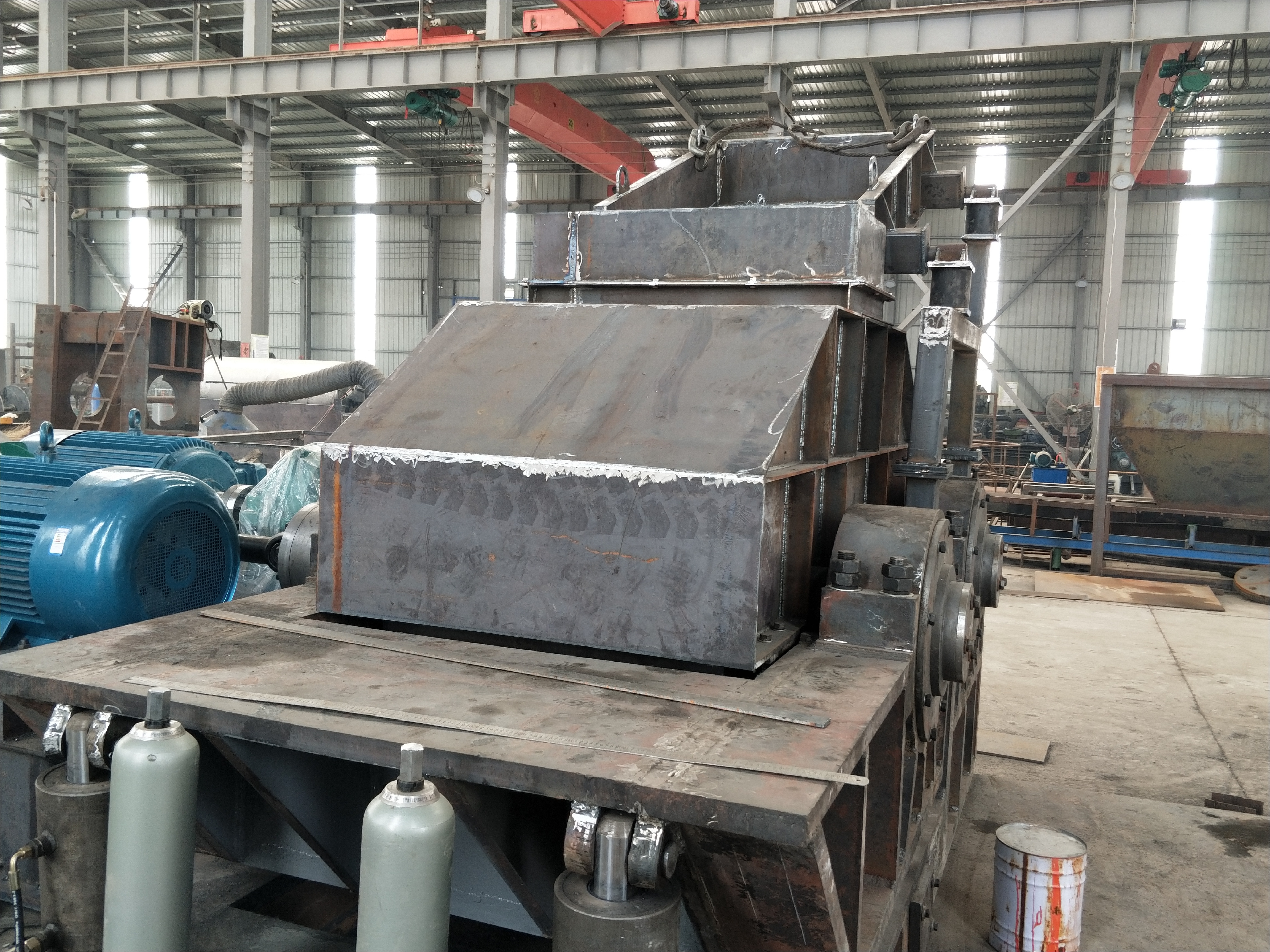  p>对辊制砂机,又名双辊制砂机,是广泛应用于制砂,选矿,水泥,冶金