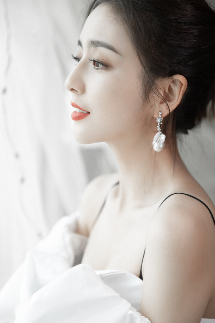  p>佟丽娅,1983年8月8日出生于新疆伊犁察布查尔,中国内地影视女演员