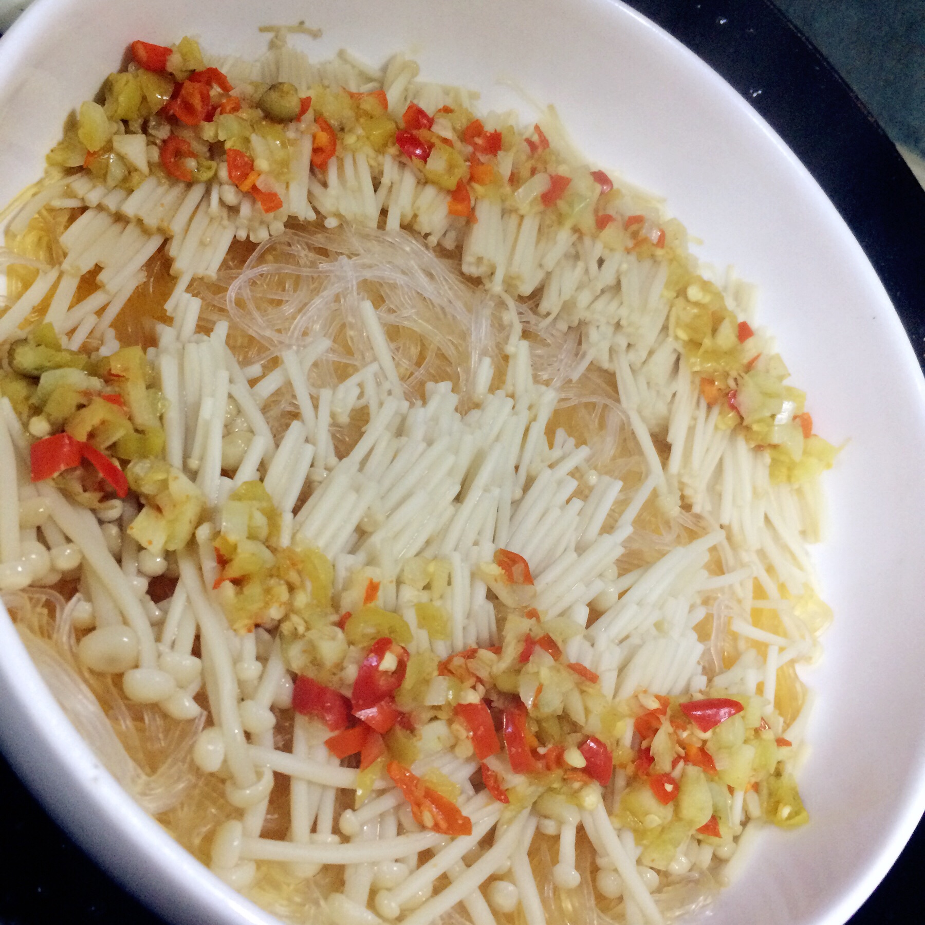  p>金针菇蒸粉丝,菜名.