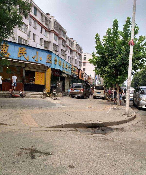 <p>潘塘街道街景