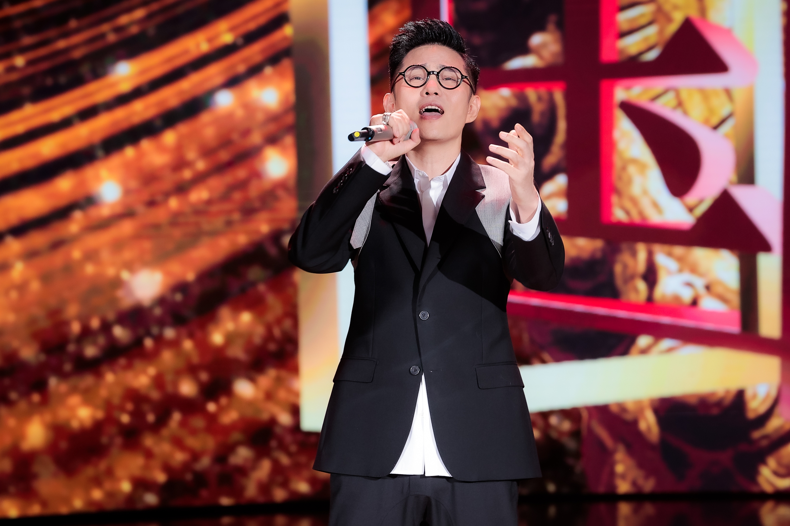 本名王卓实,11月14日出生于中国吉林省吉林市,中国内地流行男歌手