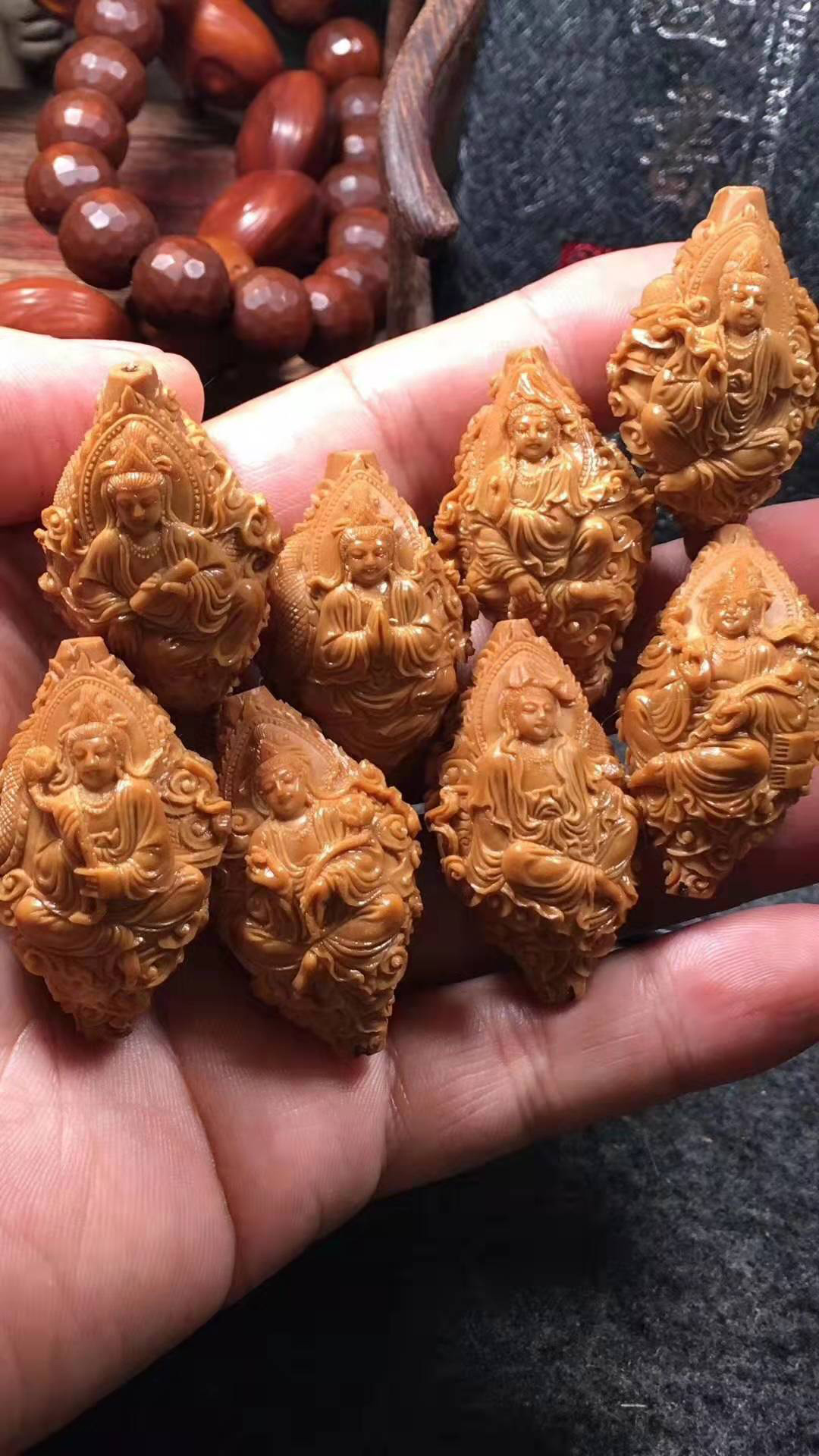  p>马良,中国汉族人,工艺艺术家,国家工艺美术师,核雕工艺师.