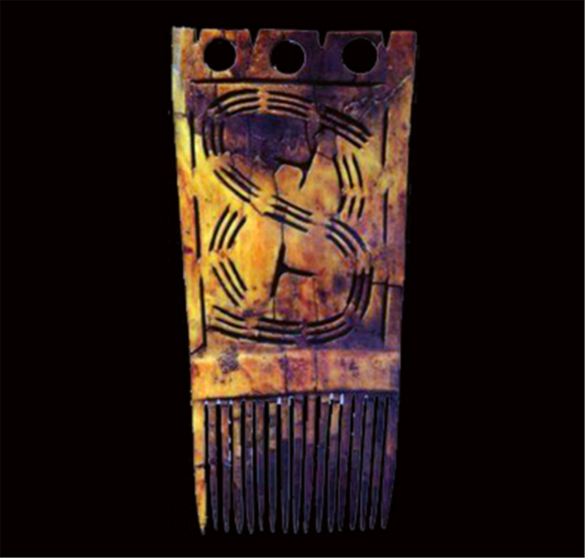 由3行条孔组成的"8"字形图案,是迄今为止原始社会保存最为完好的梳子