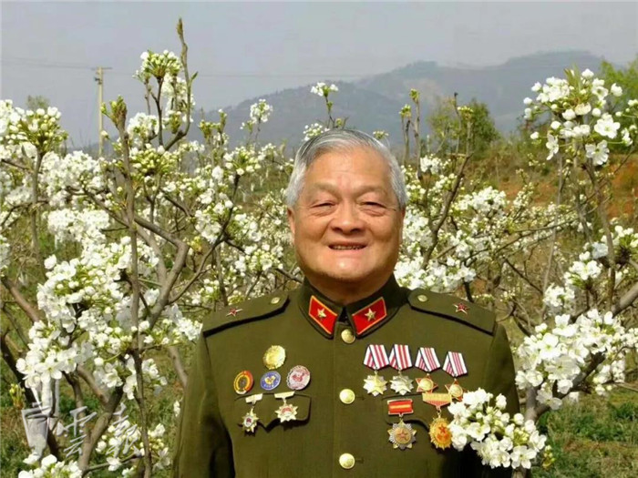  /i>,出生于江西省 a target="_blank" href="/item/鄱阳县/632321"