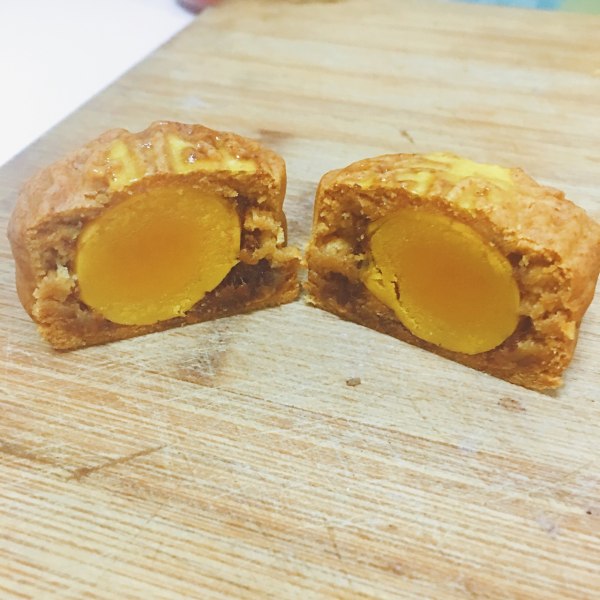 中式肉松蛋黄月饼