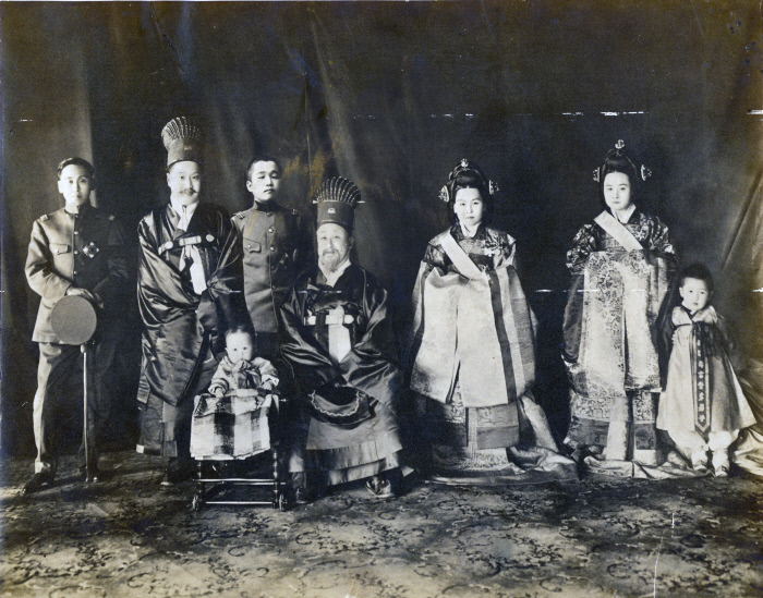 data-id="gnsz43s586"> b>李熙 /b>(1852年—1919年),即 b>朝鲜高宗 