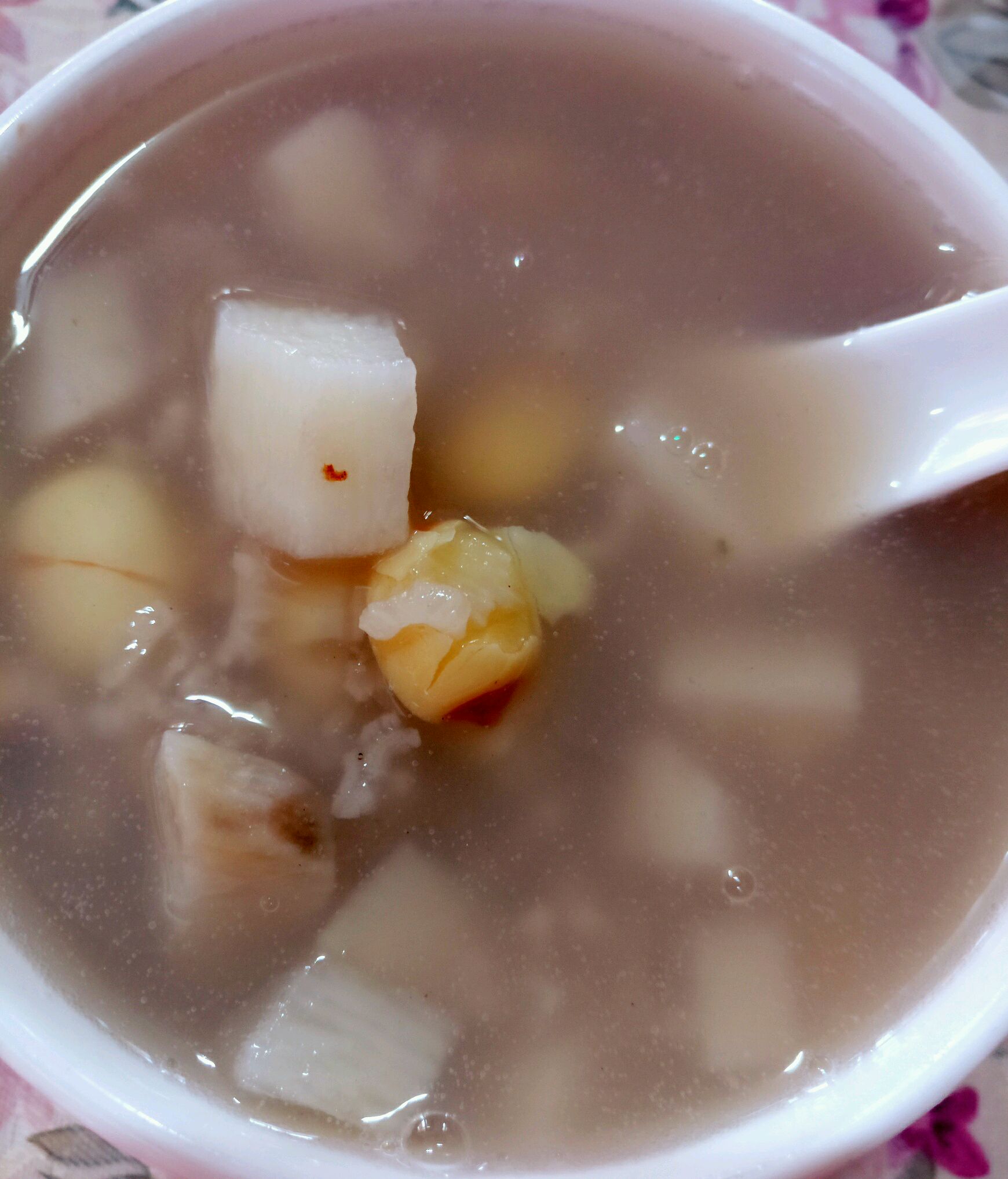  p>芡实茯苓粥是以芡实粉,茯苓主料制作的药膳. /p> p>补脾益气.