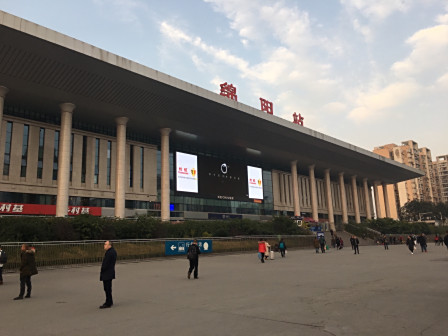 <p>绵阳站侧视图