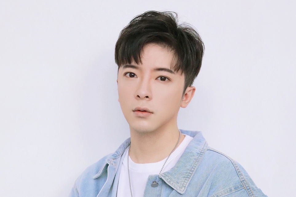  p>萧忆情(alex),出生于湖南省郴州市,中国内地古风男歌手.