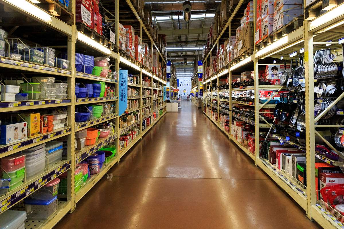 式超市是一种带有批发性质的批售式商店,在我国又称为仓储式商场或 a