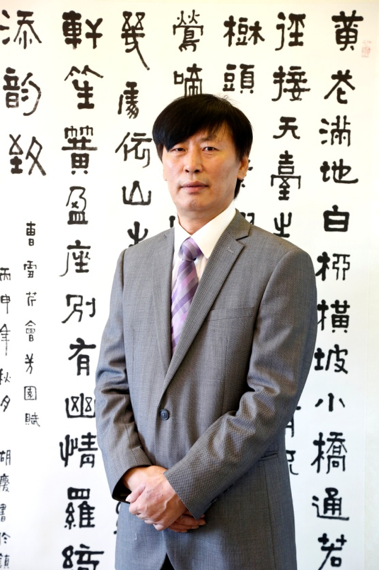 生于1964年,江苏镇江人,现为中国王羲之研究会研究员,内蒙古书画研究