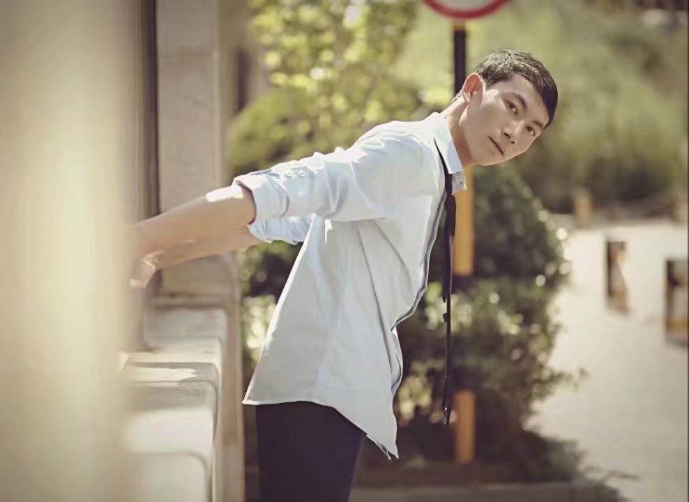 男,1997年4月3日出生于黑龙江省大庆市杜尔伯特县,华语流行男歌手 