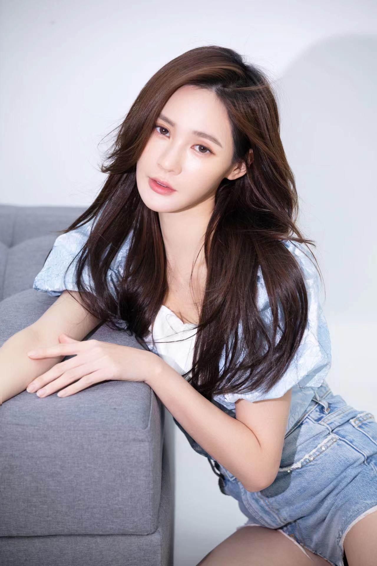  p>黄诗棋,1989年8月26日出生于吉隆坡,马来西亚女演员.