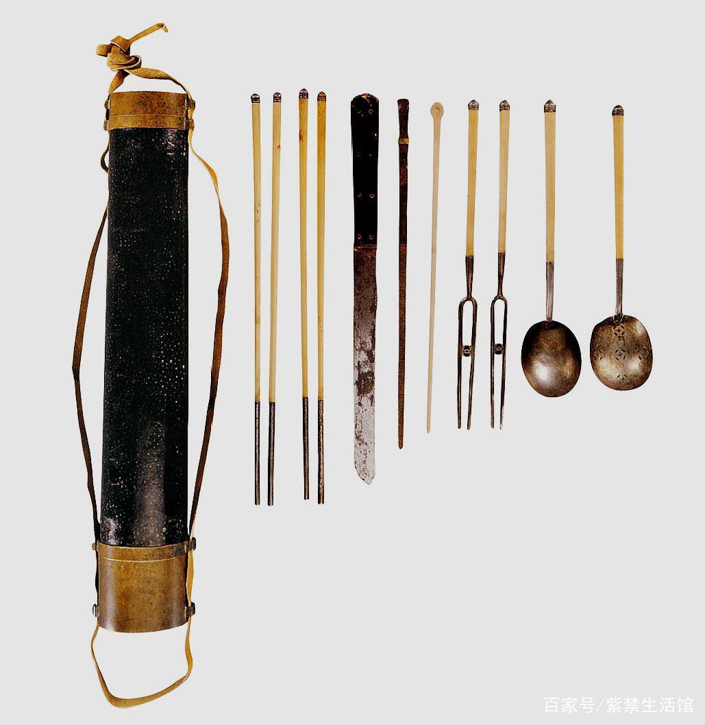 古代官员规定要佩戴的腰包，不是装钱的而是装文具的_百科TA说