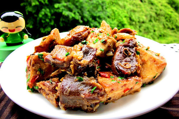  p data-id="gn6p1z8nzb">香芋焖腊鸭是芋头,腊鸭腿等制作的菜品. /p>