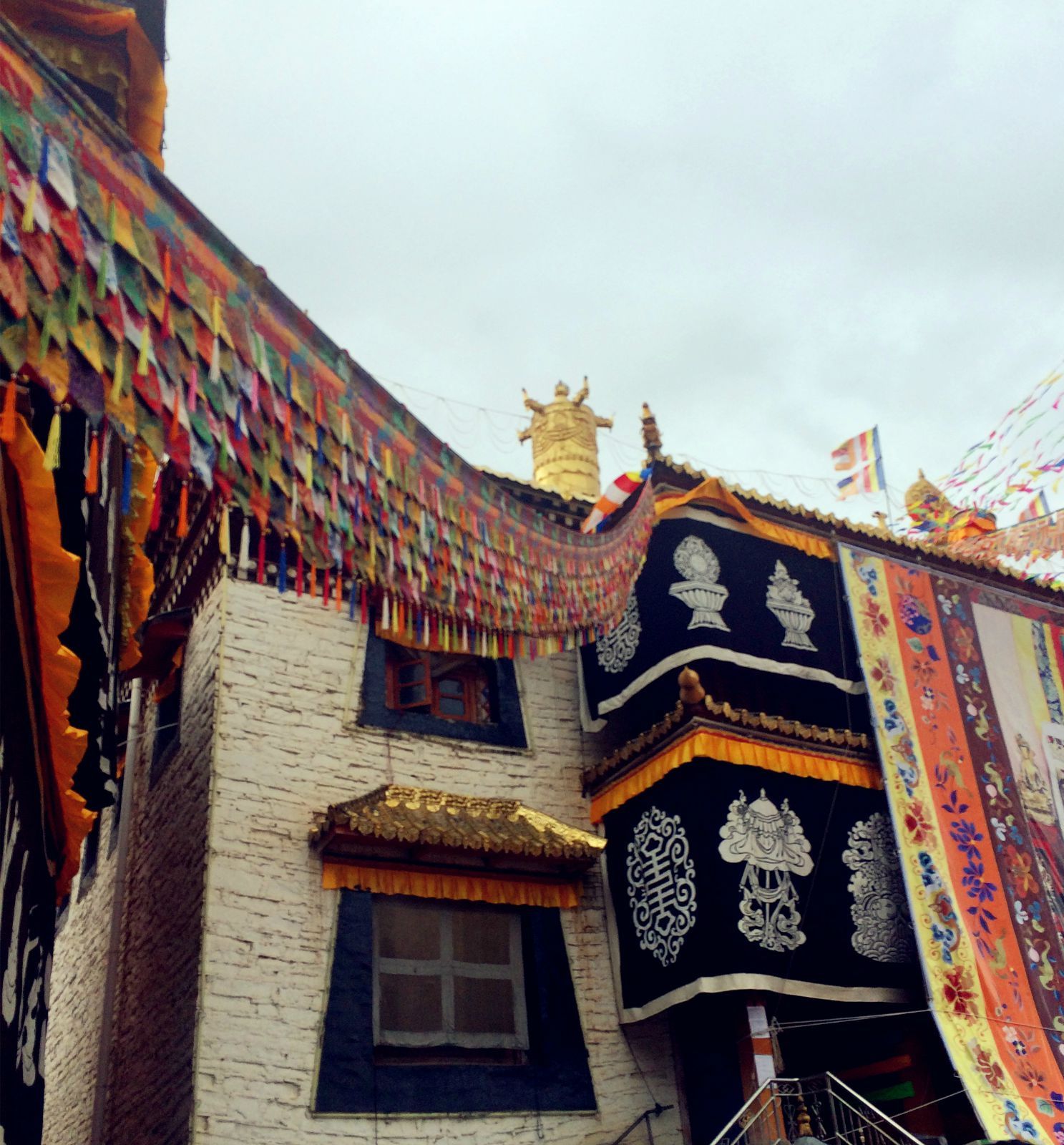  p>大藏寺位于马尔康县城正北,距成都市约500公里,位于海拔三千米以上