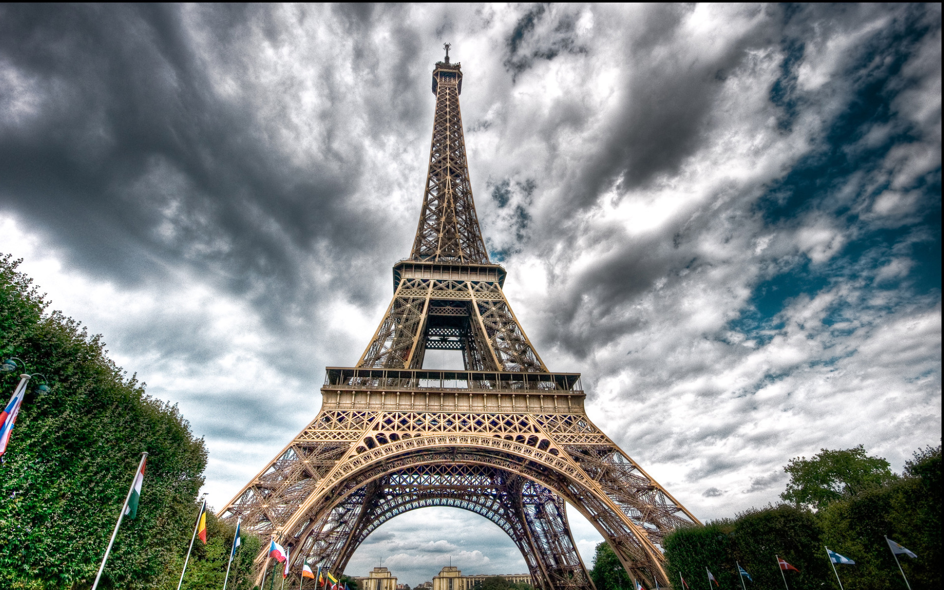  p>埃菲尔铁塔( i>法语:la tour eiffel;英语:the eiffel tower /i>)