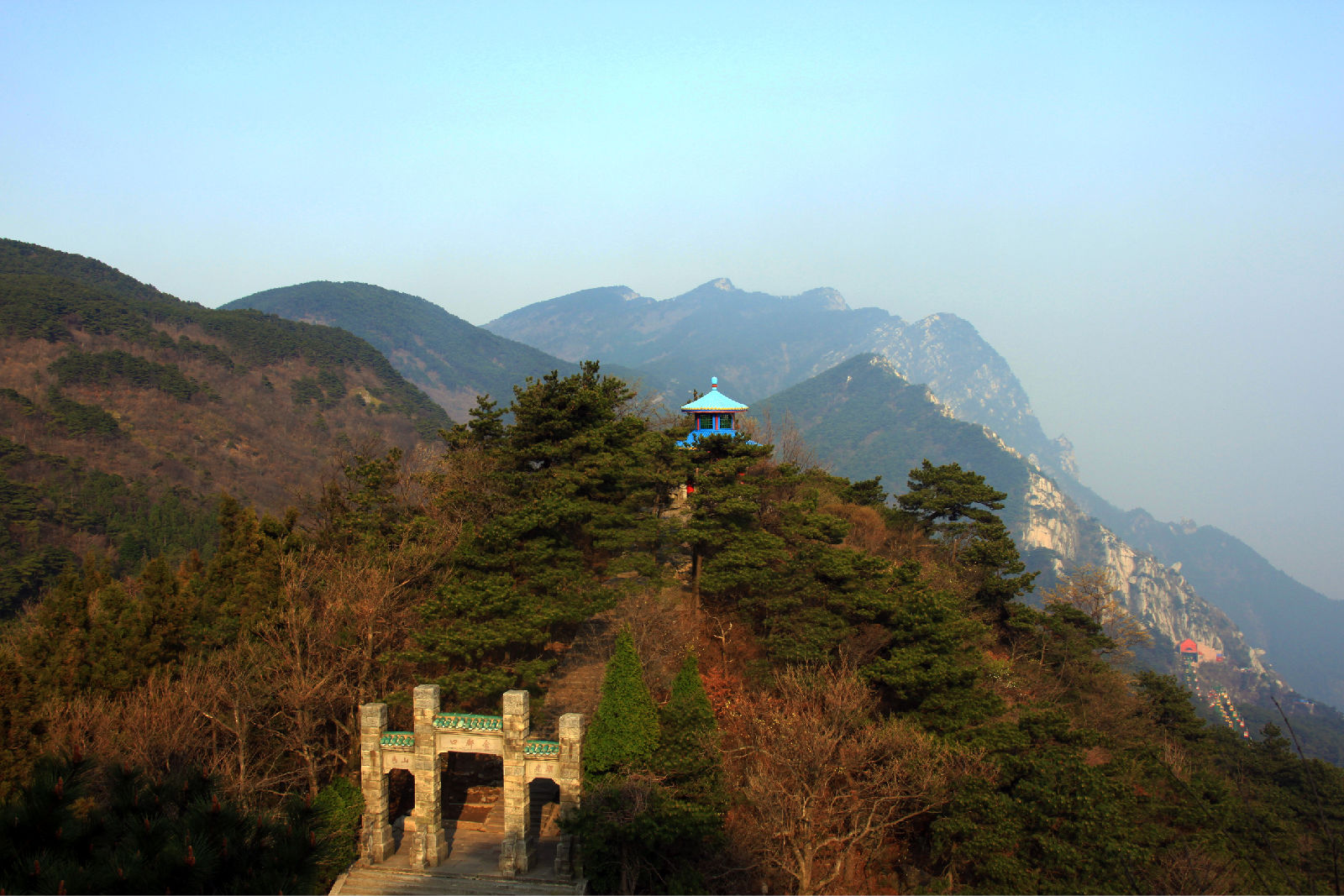  p data-id="gnwkhn4uij">含鄱口,位于江西省九江市庐山黄龙潭,含鄱口
